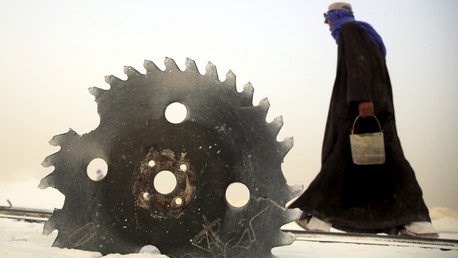 عامل يسير بجانب آلة قطع الحجر الجيري في محاجر المنيا بصعيد مصر، 28 مايو 2015