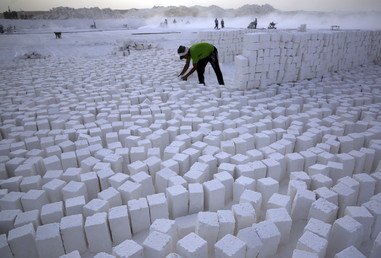 عامل يجهز الحجارة المقطوعة للنقل إلى المخازن، 28 مايو 2015 