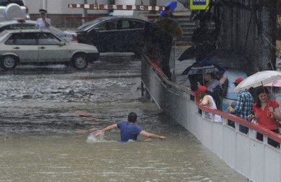 سكان المدينة أثناء هطول الأمطار
