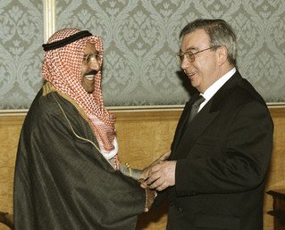 رئيس الوزراء الروسي يفغيني بريماكوف ووزبر الخارجية الكويتي آنذاك صباح الأحمد الصباح