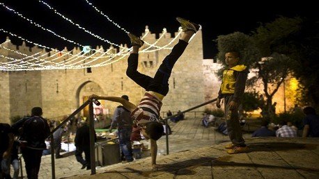 صبي فلسطيني يلعب خارج البلدة القديمة في القدس خلال شهر رمضان المبارك
