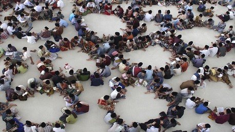 طلاب مدرسة داخلية إسلامية "روضة الحسنة" يتلون القرآن بانتظام خلال شهر رمضان شمال سومطرة بإندونيسيا