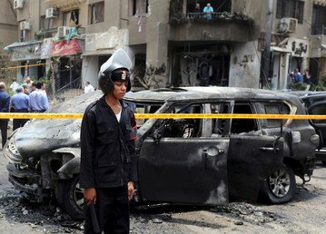 الشرطة تفرض حظرا على موقع الإنفجار للحفاظ على الأدلة الجرمية، هليوبوليس،القاهرة 29 يونيو 2015