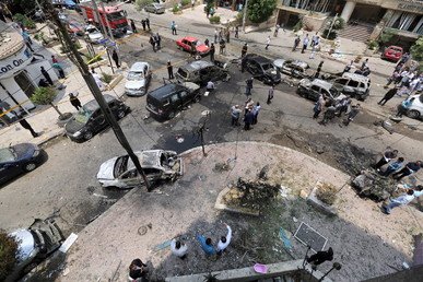 مشهد يظهر السيارات والمركبات التي تضررت جراء الانفجار الضخم، 29 يونيو/حزيران