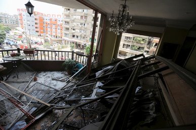 شقة سكنية تعرضت لأضرار ضخمة لوقوعها بالقرب من مكان الانفجار الذي أودى بحياة النائب العام المصري 