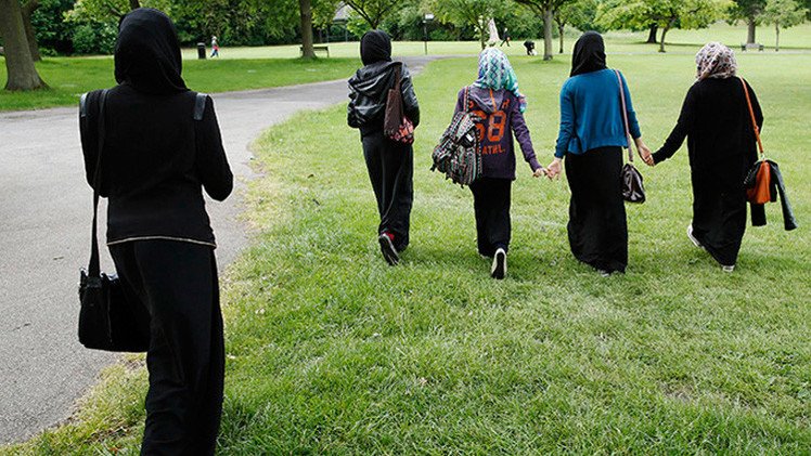 امرأة محجبة تقاضي الشرطة الأمريكية بعد إجبارها على خلع الحجاب
