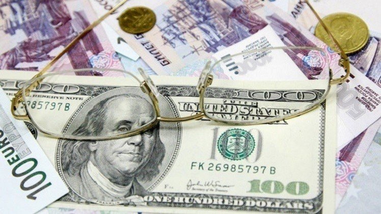 الروبل ينخفض مقابل الدولار واليورو في تعاملات نهاية الأسبوع