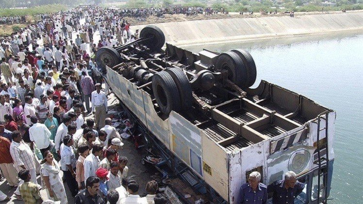 8 قتلى و19 جريحا إثر سقوط حافلة الركاب في نهر شمال الهند