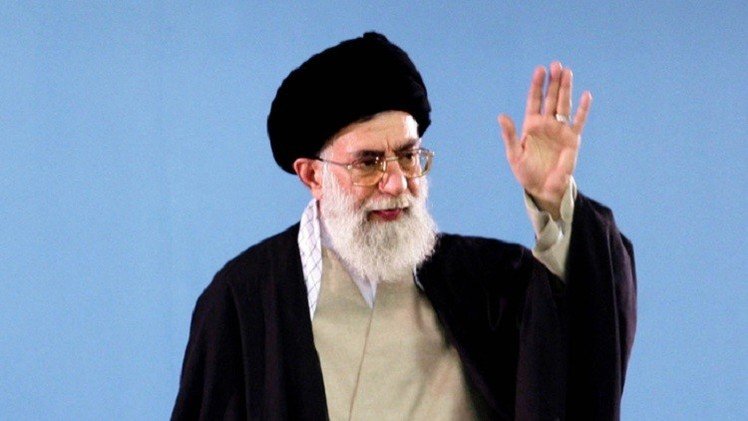 خامنئي يحذر روحاني من "قوى" لا تستحق الثقة
