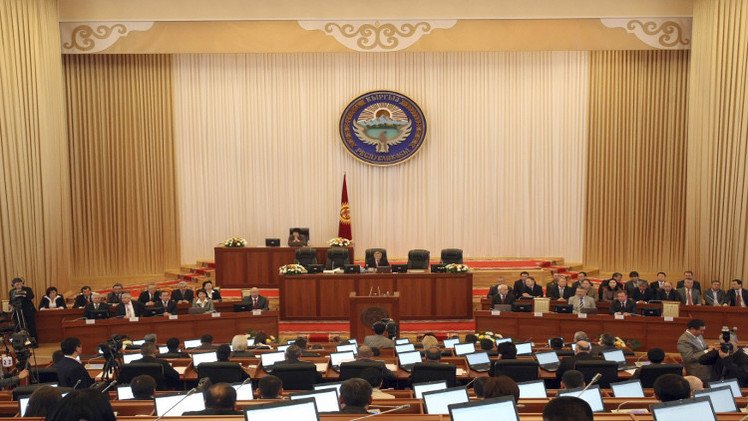 البرلمان في قرغيزستان يدين القرار الأمريكي منح مواطنها جائزة "المدافع عن حقوق الإنسان"