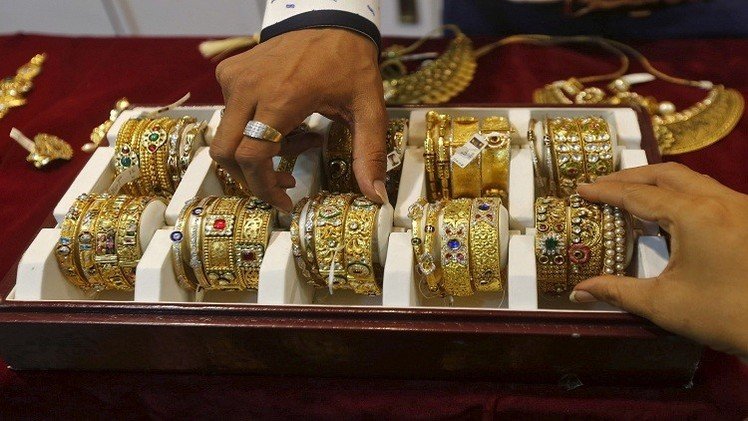 الذهب يهبط لأدنى مستوى في 5 سنوات