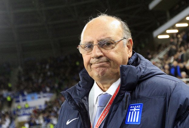 الاتحاد اليوناني يرفض استقالة مدرب المنتخب 