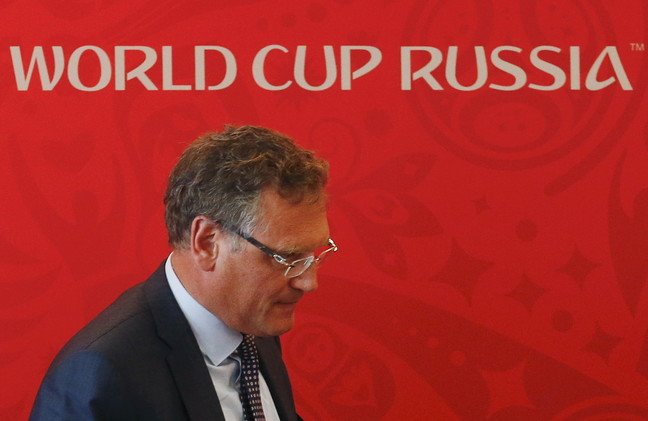 أمين عام الفيفا فالكه يلمح إلى نيته الاستقالة بعد بلاتر