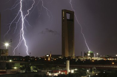 أضواء البرق خلال عاصفة صيفية في مدينة مونتيري بالمكسيك، 13 أغسطس/آب 2014