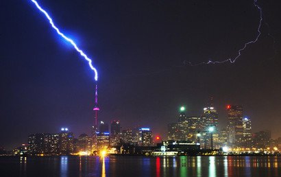 أضواء البرق خلال عاصفة رعدية في تورنتو، كندا، 29 مايو/أيار 2011 