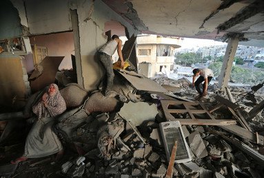 فلسطينية تبكي فوق أطلال منزلها في غزة، 17 يوليو 2014