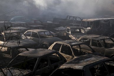 احتراق السيارات في مأوى للسيارات بمنطقة لاكونيا جراء احتدام الحرائق 