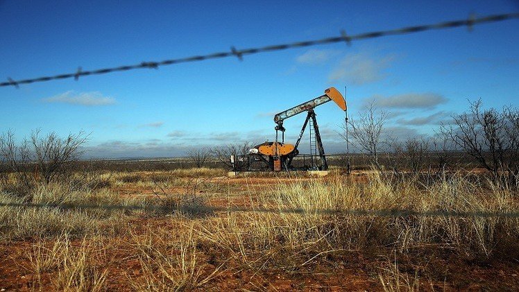 النفط يتجه لإنهاء الأسبوع هابطا بنسبة تزيد على 4%