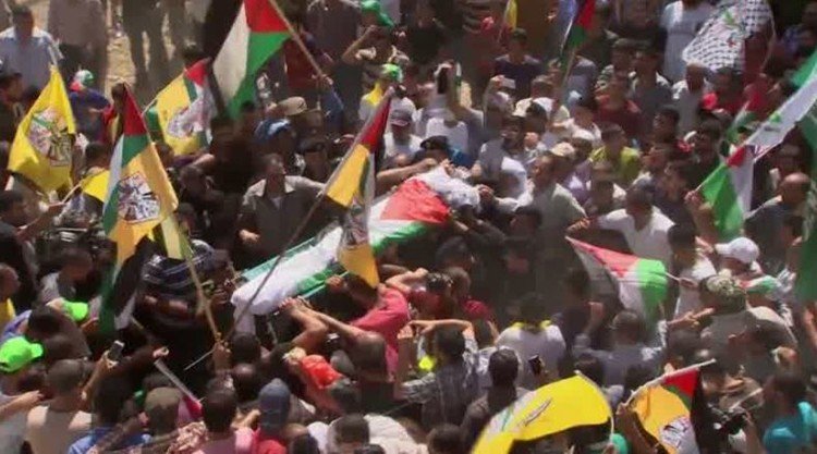 تشييع والد الطفل علي الدوابشة بعد وفاته متأثرا بجراحه في الضفة الغربية (فيديو)