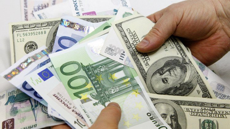 الروبل يتراجع أمام الدولار واليورو إلى مستويات قياسية