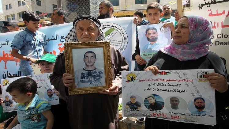 نائب في الكنيست: حياة معتقل فلسطيني مضرب عن الطعام في خطر
