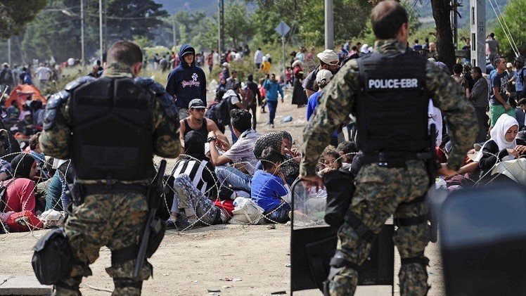 مقدونيا.. الشرطة تتصدى لآلاف المهاجرين القادمين من اليونان (فيديو)