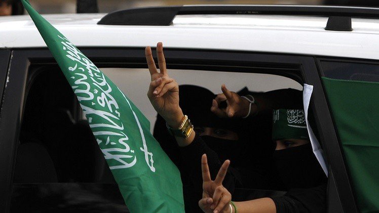  السعوديات يبدأن بتقييد أسمائهن كناخبات لأول مرة