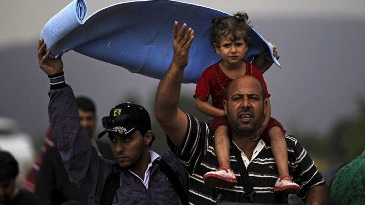 مقدونيا تفتح حدودها لعبور مئات المهاجرين.. وحراك أوروبي لاحتواء الأزمة