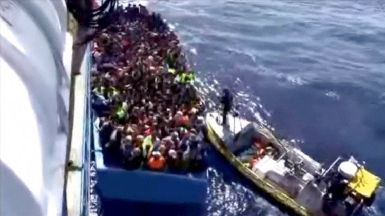 غرق قارب مكتظ بمئات المهاجرين قبالة السواحل الليبية