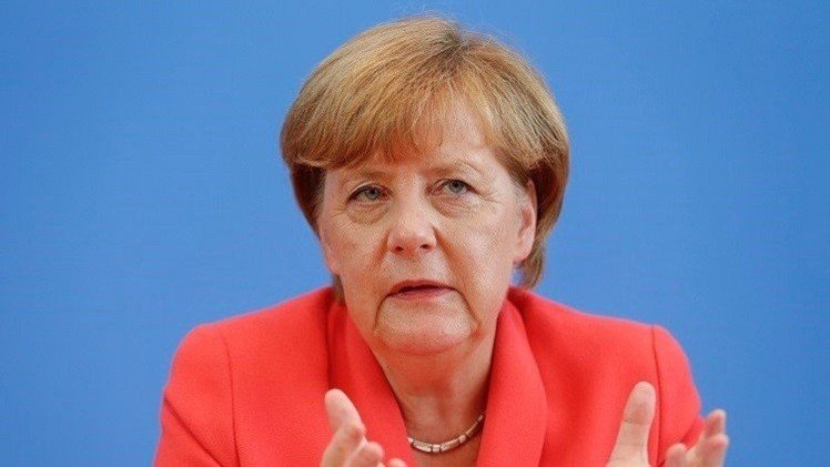 أوروبا تقيم الحواجز في وجه اللاجئين وميركل تتصدى للعنصرية