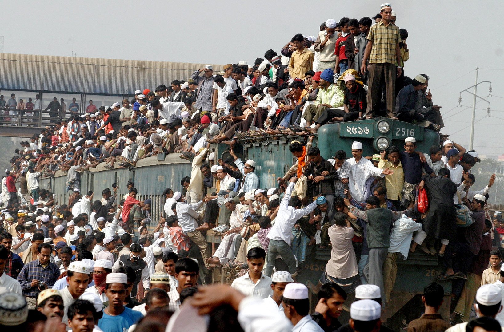 قطار محمل بحمولة زائدة من البشر في مدينة بنغلاديش، 29 يناير/كانون الثاني 2006