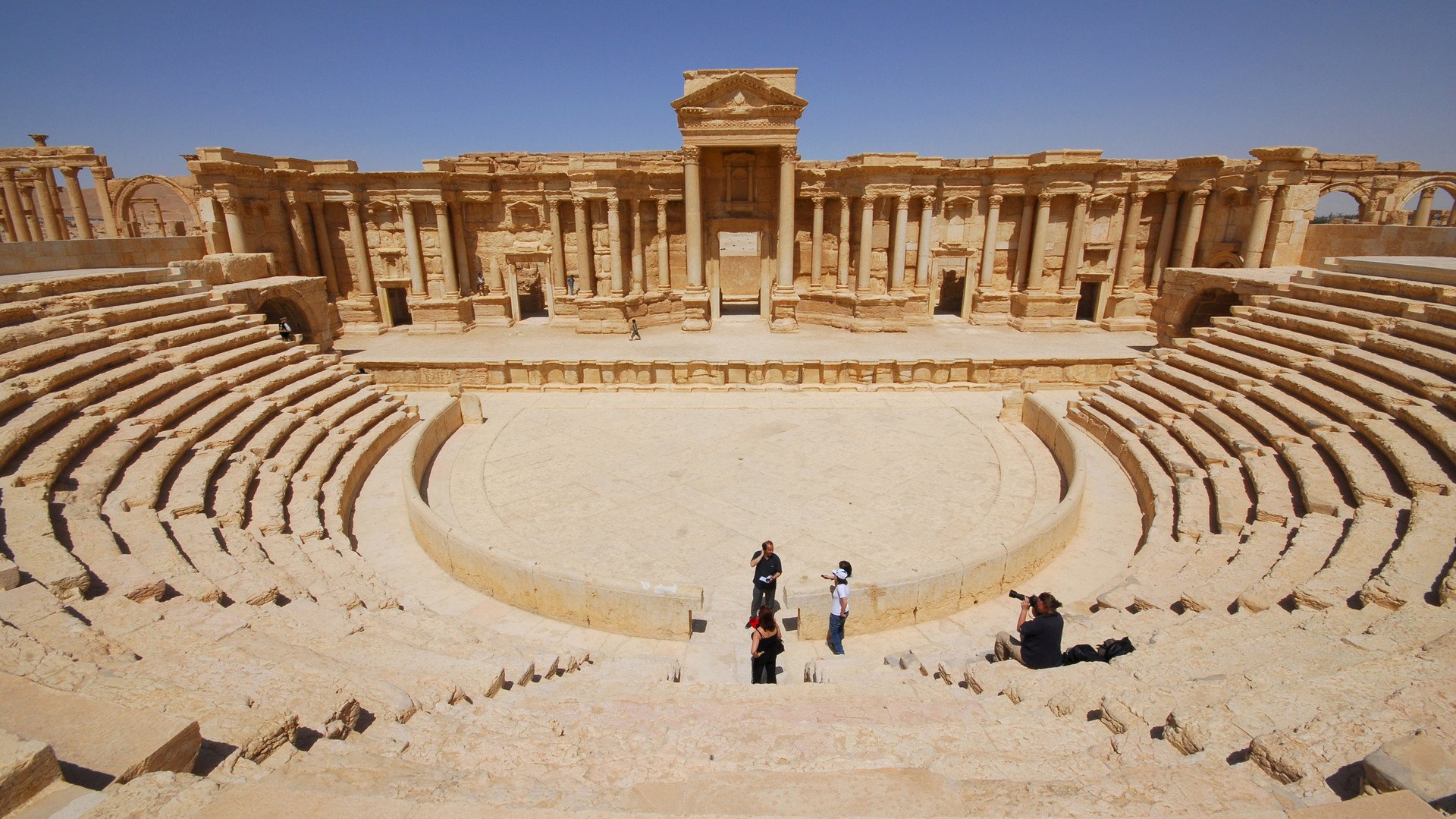 سياح يلتقطون الصور في مسرح بالميرا التاريخي بمدينة تدمر السورية، 18 أبريل/نيسان 2008 