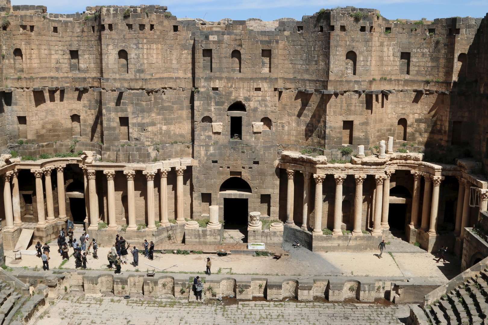 مجموعة من المسلحين داخل المسرح الروماني الذي يعود للقرن الثاني الميلادي، في مدينة بصرى الشام السورية الجنوبية، 25 مارس/آذار 2015 