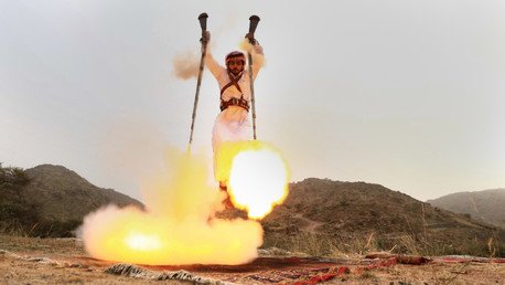 شخص يُطلق النار من بندقيتين  بالقرب من قدميه خلال احتفالات بمنطقة الطائف السعودية، 8 أغسطس/آب 2015