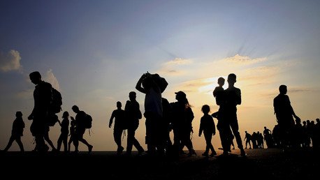 لاجئون من مدينة عين العرب "كوباني" السورية يسيرون في اتجاه ميناء جزيرة كوس اليونانية، 10 أغسطس/آب 2015