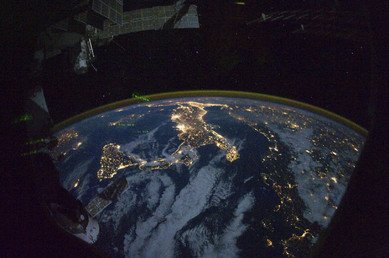 صورة ليلية لجزيرة صقلية الإيطالية، وسط مياه البحر الأبيض المتوسط، 28 أكتوبر/تشرين الاول 2010 