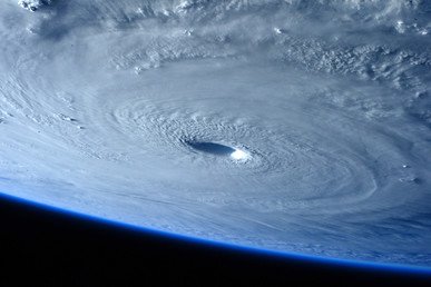 صورة لإعصار مايازاك من الفضاء، من على متن المحطة الفضائية الدولية، ويبدو في الصورة مركز الإعصار واضحا، 31 مارس/آذار 2015