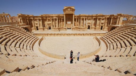 سياح يلتقطون الصور في مسرح بالميرا التاريخي بمدينة تدمر السورية، 18 أبريل/نيسان 2008 