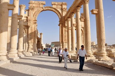 سياح يسيرون بين ممرات مدينة بالميرا التاريخية، 30 سبتمبر/أيلول 2010