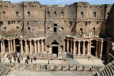 مجموعة من المسلحين داخل المسرح الروماني الذي يعود للقرن الثاني الميلادي، في مدينة بصرى الشام السورية الجنوبية، 25 مارس/آذار 2015 