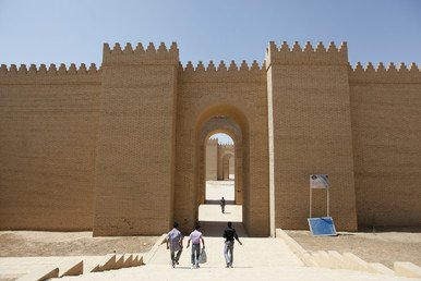 مدخل مدينة بابل القديمة موطن حدائق بابل المعلقة، التي تعد إحدى عجائب الدنيا السبع في العالم القديم، وهي العجيبة الوحيدة التي يُظن بأنها أسطورة، 5 أبريل/نيسان 2012