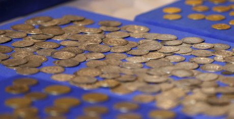 مجموعة من العملات الأثرية معروضة داخل المتحف الوطني العراقي في بغداد، 15 يوليو/تموز 2015