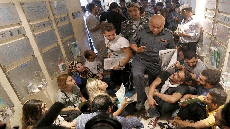 إخلاء مبنى وزارة البيئة في بيروت والداخلية تتهم أطرافا خارجية بالتحريض على الفوضى