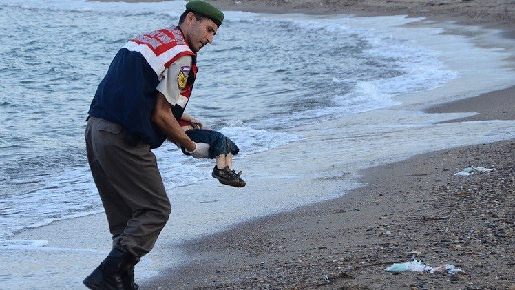 قرار باعتقال 4 أشخاص في قضية غرق الطفل السوري إيلان