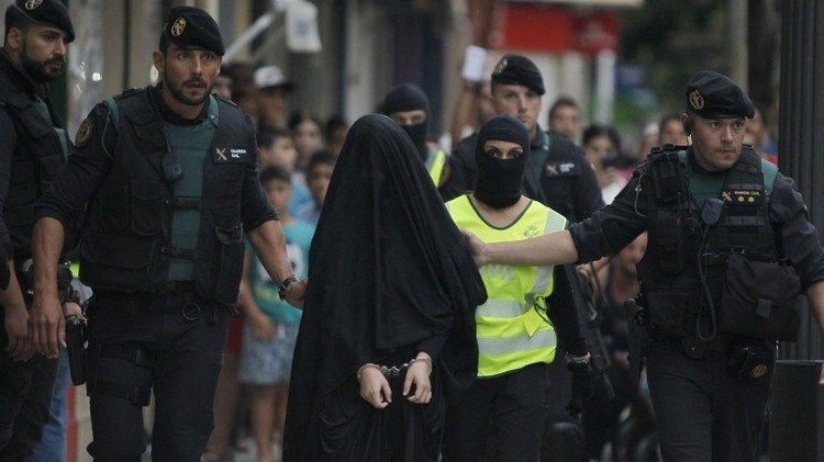 القبض على امرأة في اسبانيا بتهمة تجنيد متطوعين لـ "داعش"