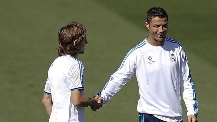 فيديو .. حتى لاعبو ريال مدريد يحلمون بمعانقة رونالدو
