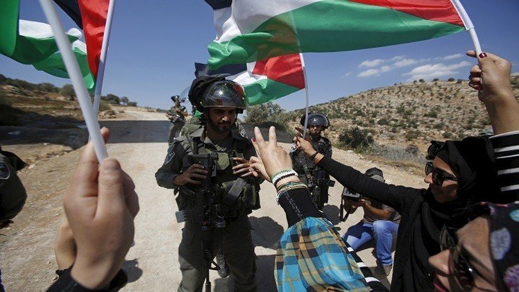 مقتل فتاة وشاب فلسطينيين في الخليل والمستوطنون يرقصون في الحرم الإبراهيمي
