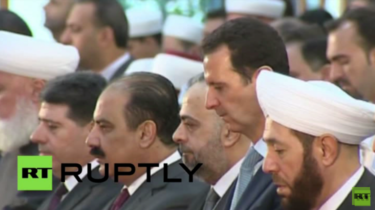 الرئيس السوري بشار الأسد يؤدي صلاة عيد الأضحى في دمشق (فيديو)