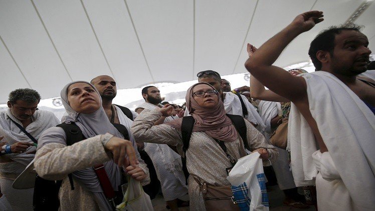 الحجاج يستأنفون شعائر رمي الجمرات بعد حادث التدافع في منى