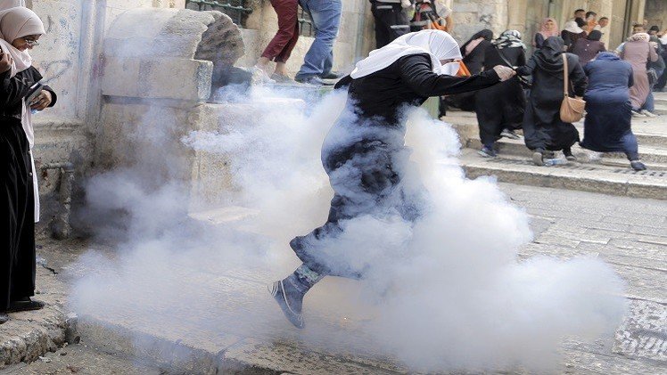 تجدد المواجهات بين قوات الأمن الإسرائيلية والفلسطنيين في المسجد الأقصى (فيديو)